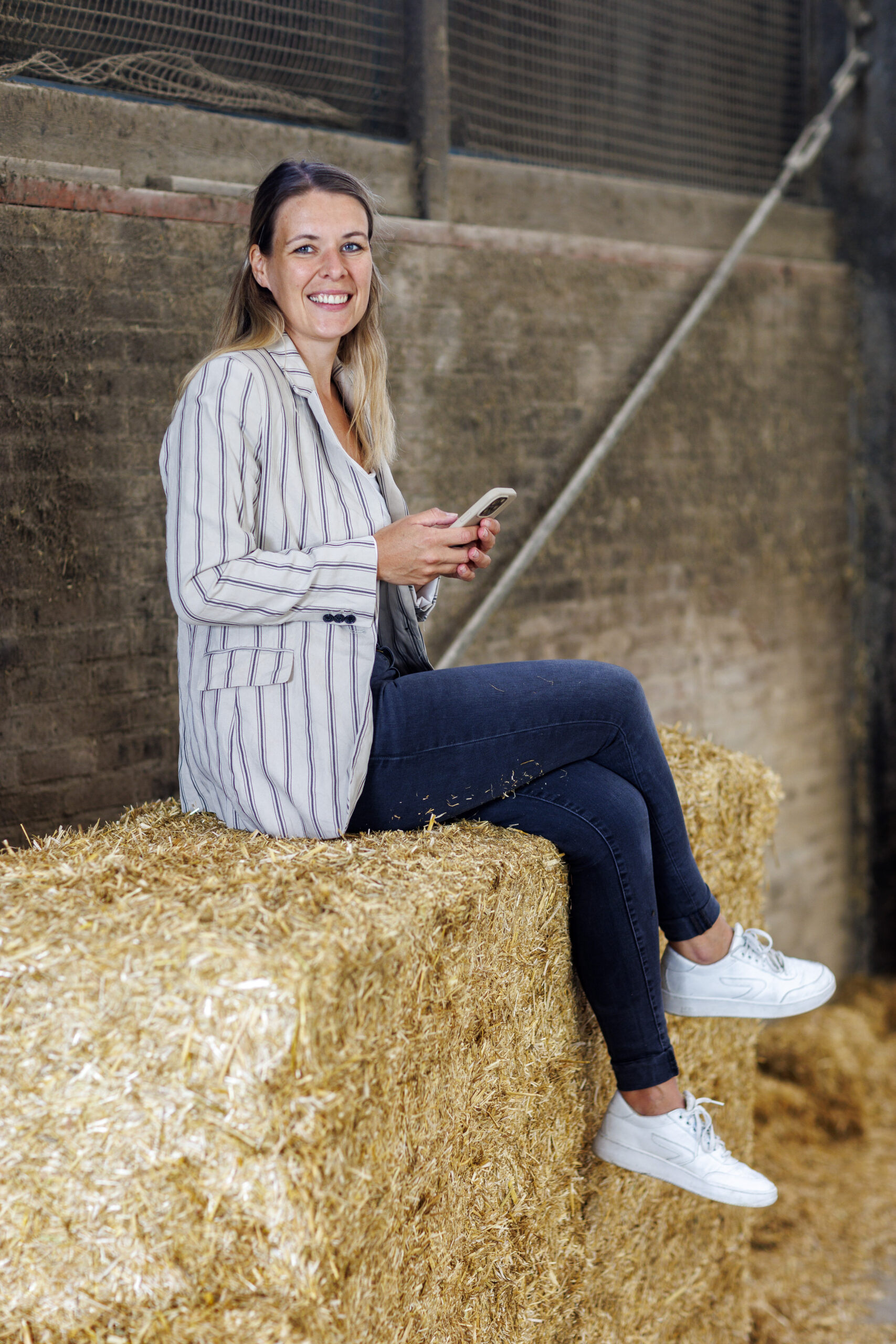 Svea zittend op stro