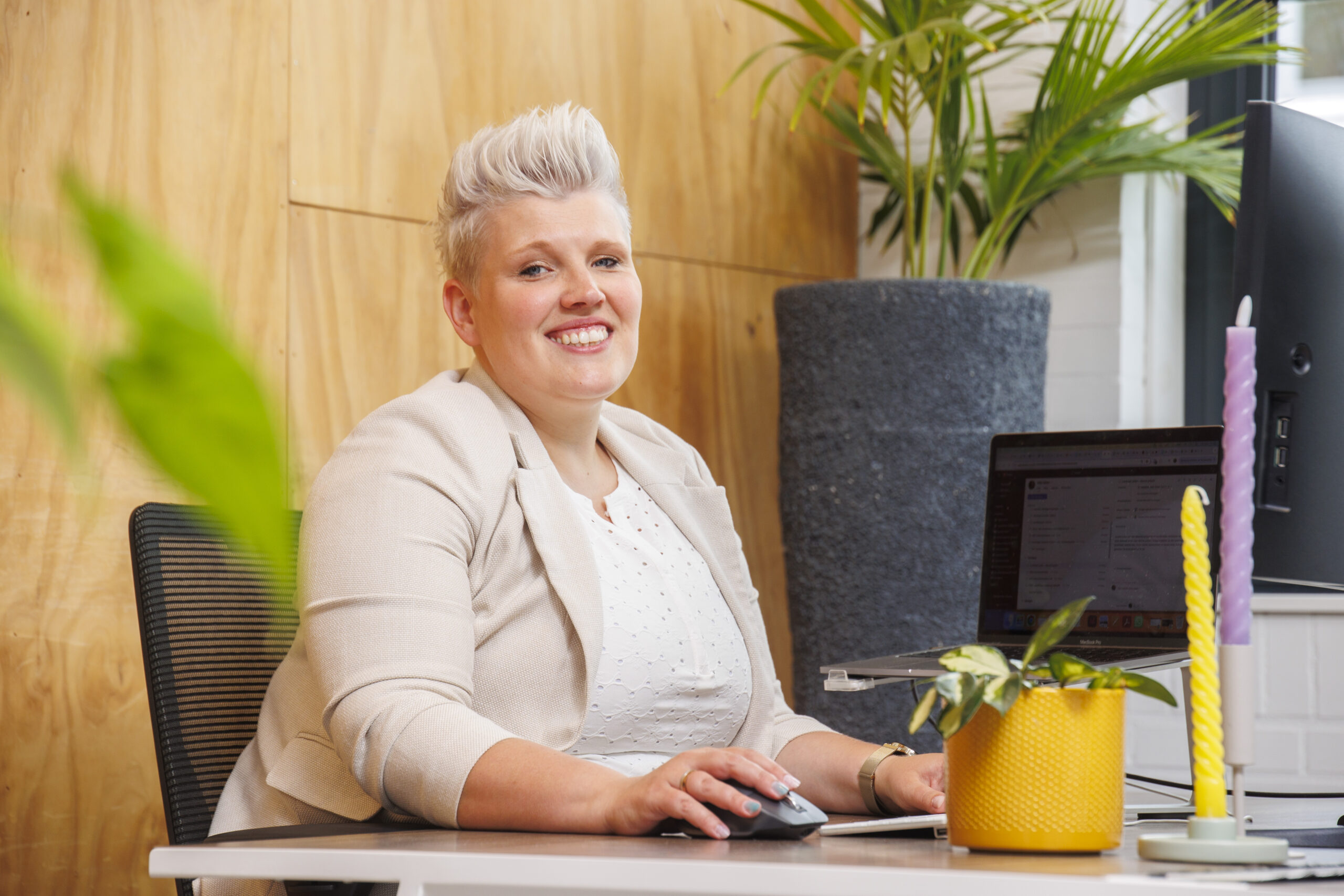 Jorien achter computer