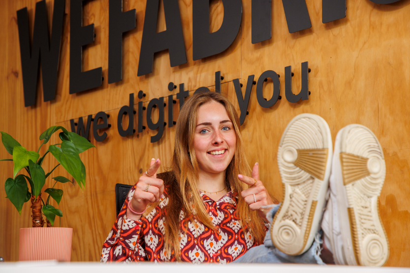 Milika achter bureau voeten op tafel