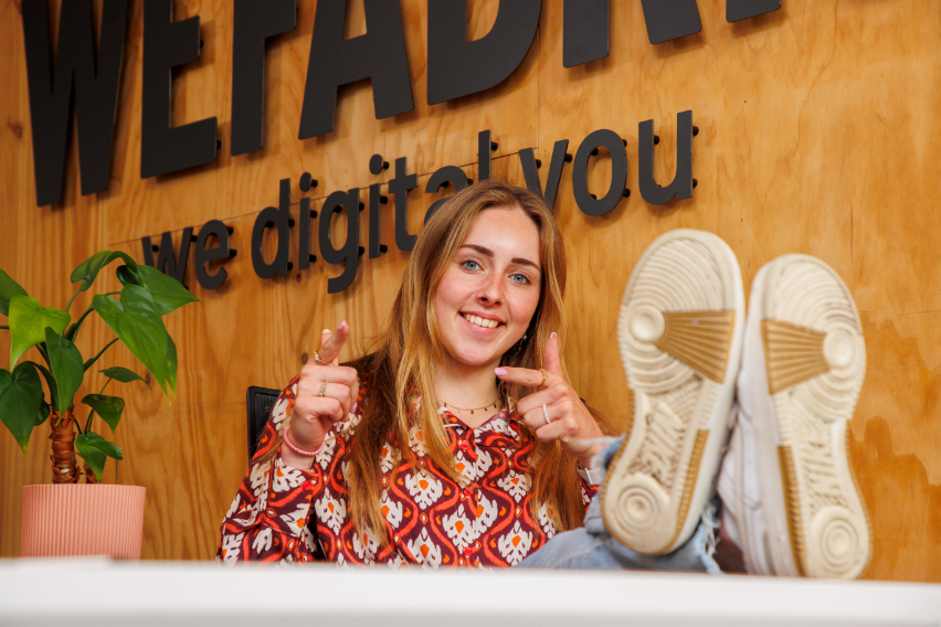 Milika bij wefabric logo schoenen op bureau