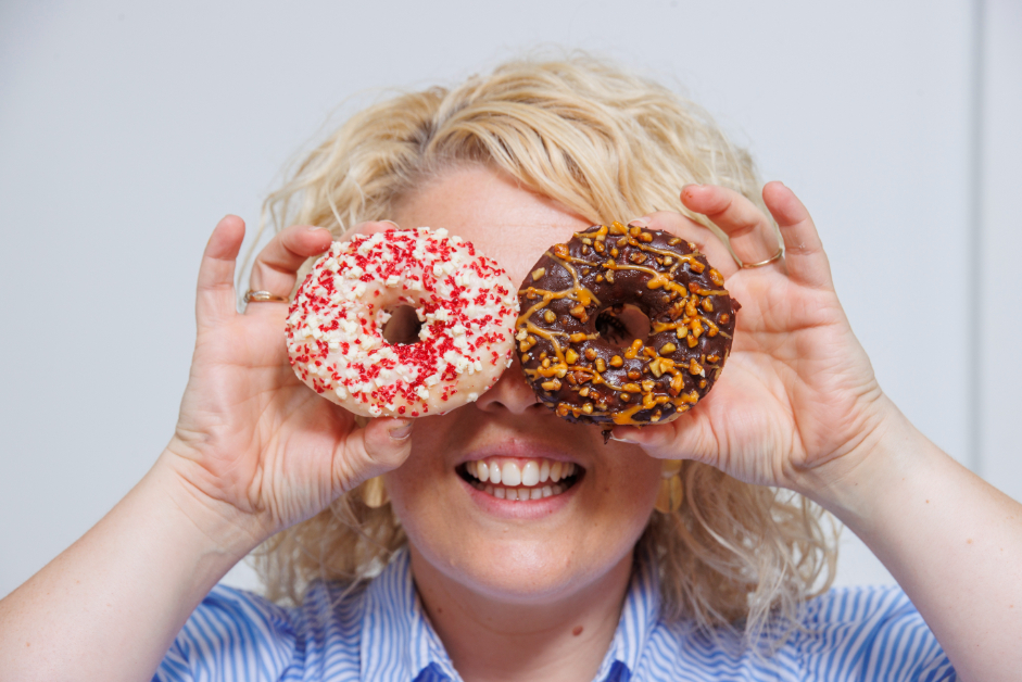 Moniek met donuts voor ogen