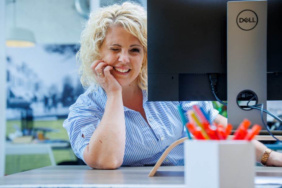 Moniek met knipoog achter beeldscherm