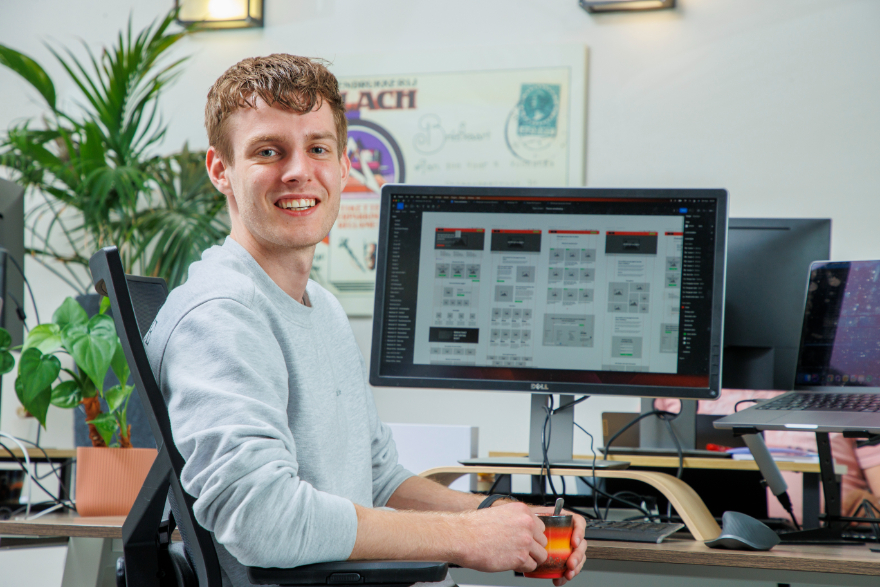 Sebastiaan achter bureau FO