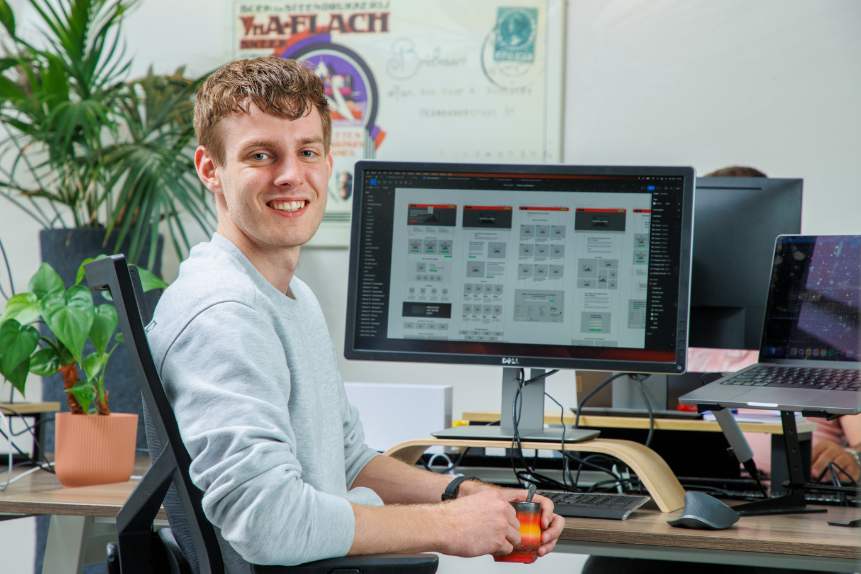 Sebastiaan achter bureau FO functioneel ontwerp achtergrond