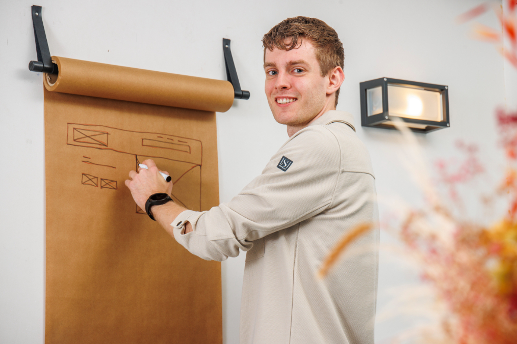 Sebastiaan schets Functioneel Ontwerp FO in camera