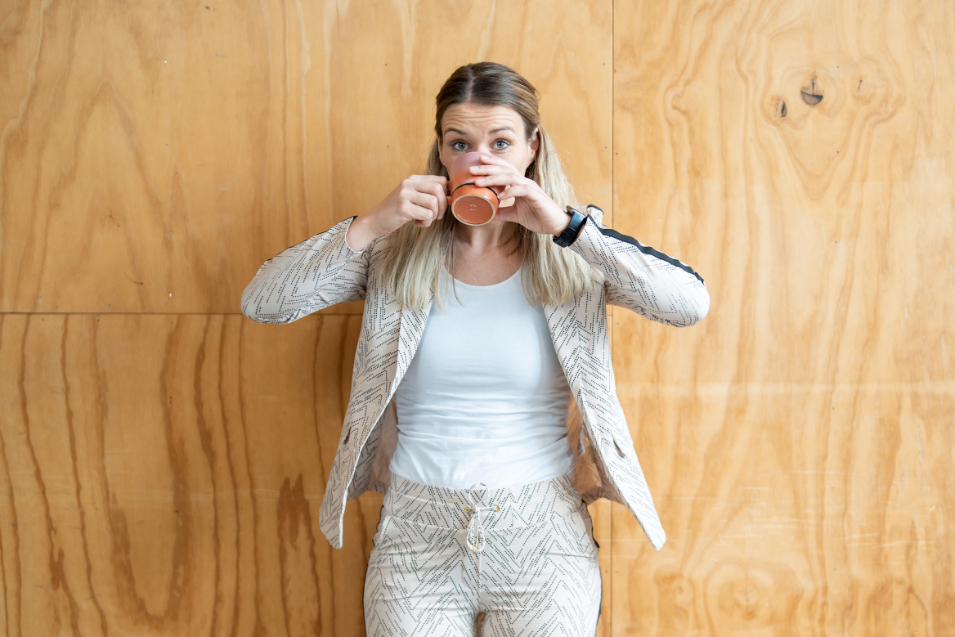 Svea drinkt uit koffiemok