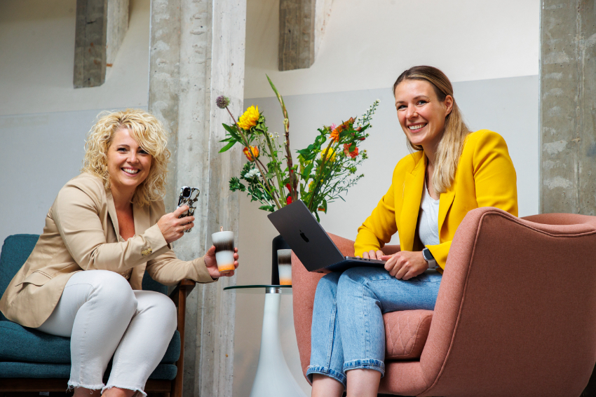 Svea en Moniek in bespreekruimte op kantoor