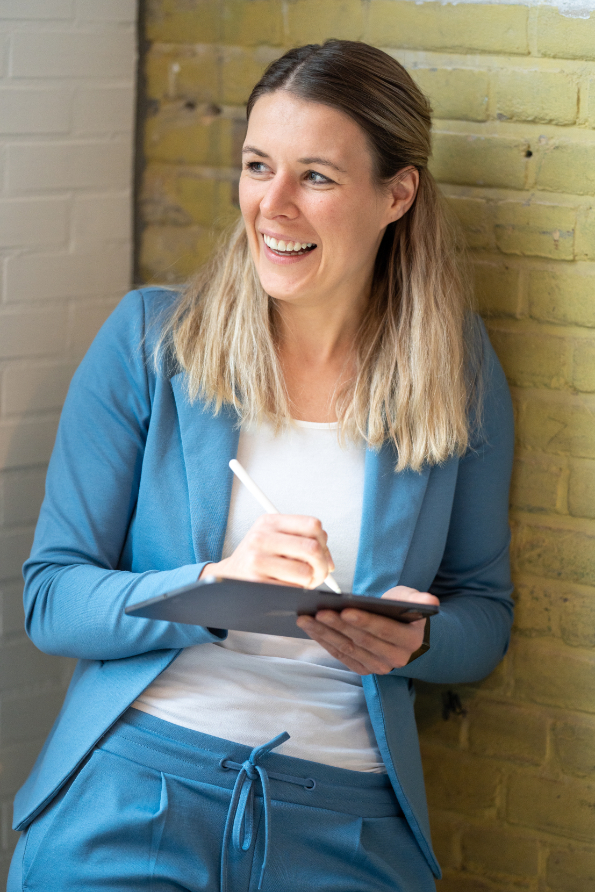 Svea in kantoor met tablet