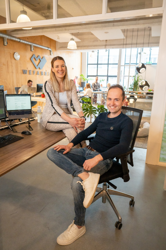 Svea op bureau en Leo in stoel