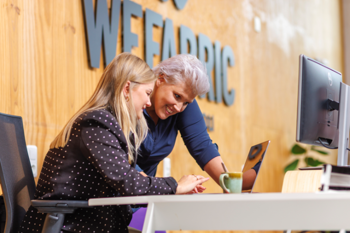 Calla en Jorien naar laptop kijken