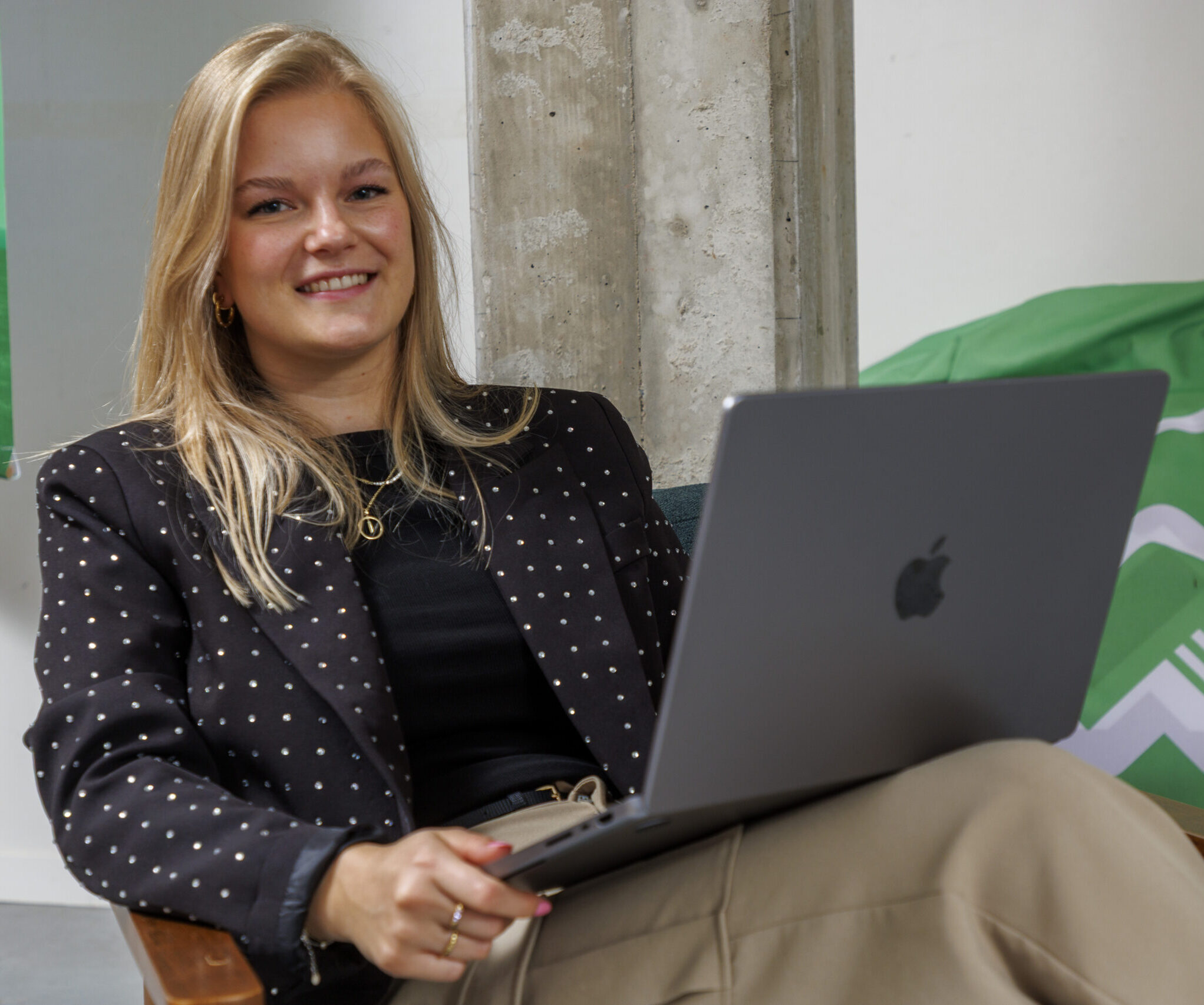 Calla zittend met laptop