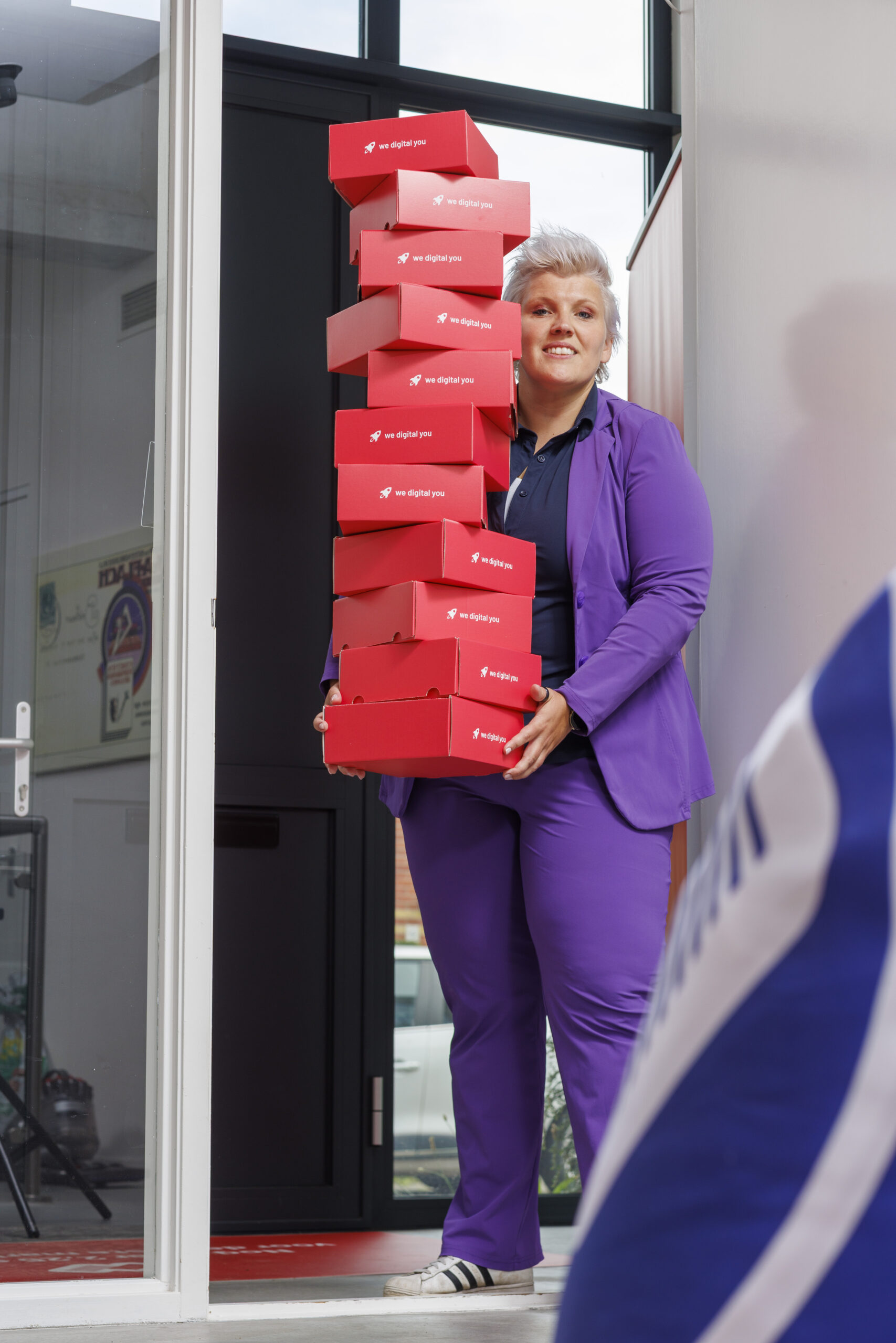 Jorien met Wefabric dozen opgestapeld