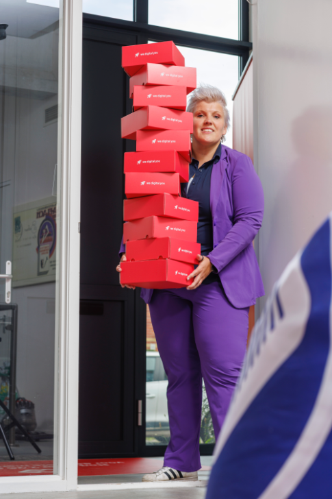 Jorien met Wefabric dozen opgestapeld