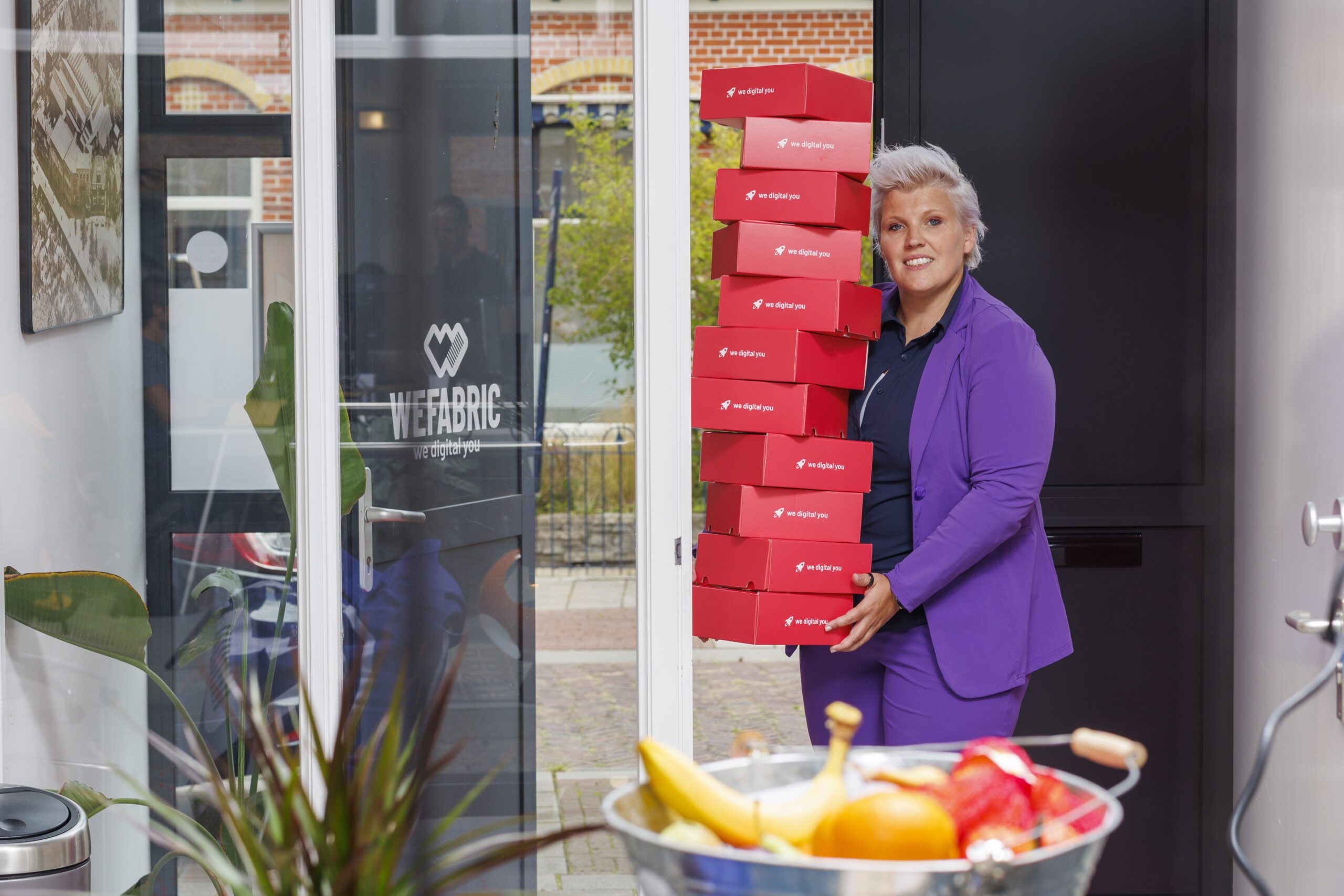 Jorien met Wefabric dozen opgestapeld