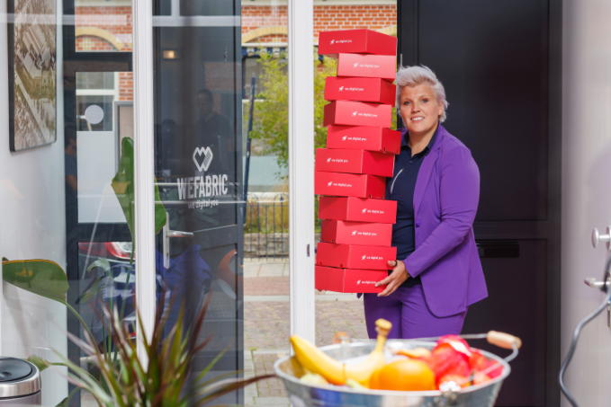 Jorien met Wefabric dozen opgestapeld