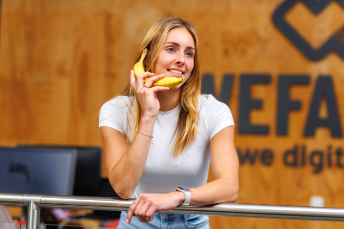 Milika bellen met banaan