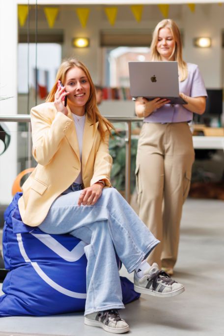 Milika bellend en Calla achter met laptop