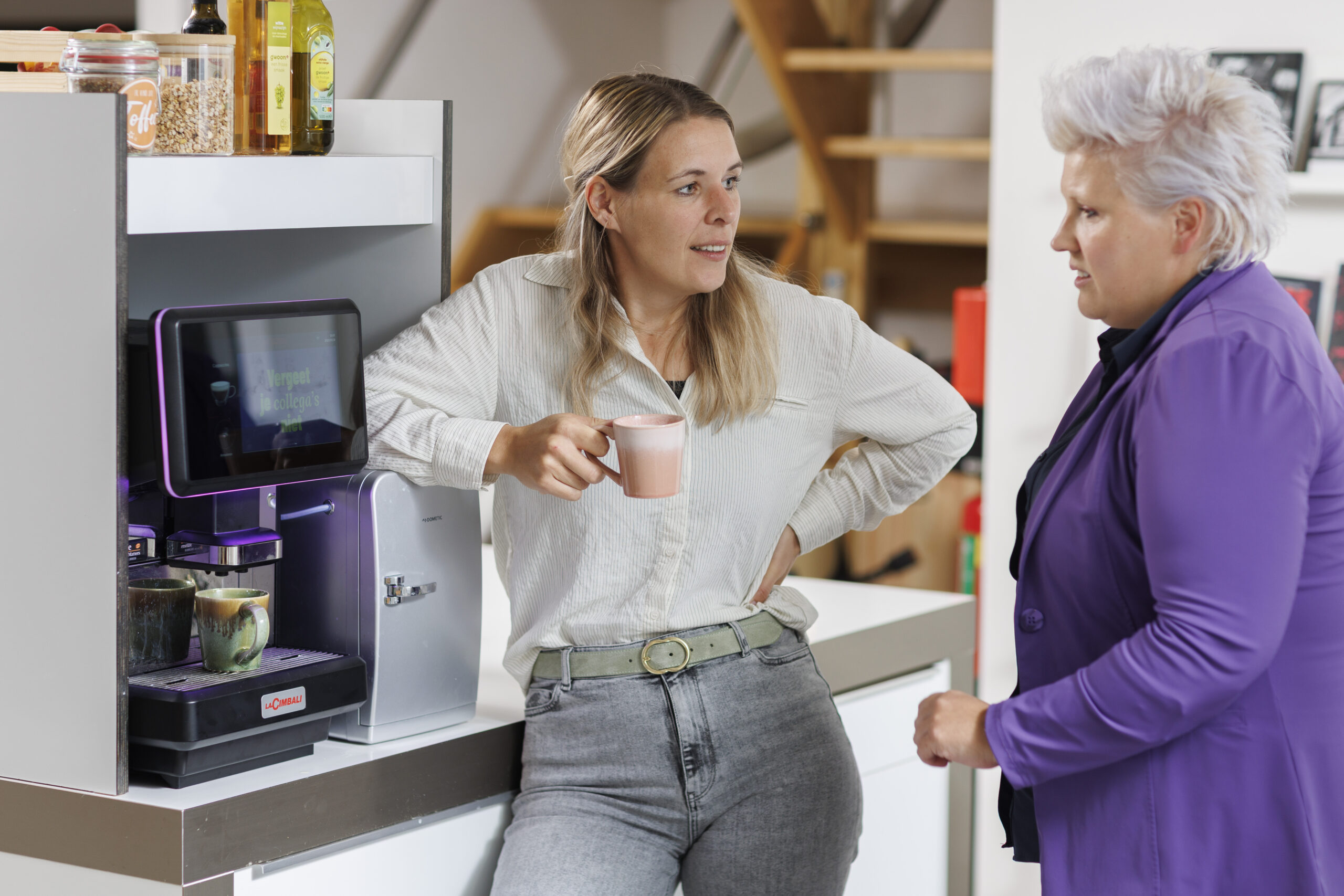 Svea en Jorien bij koffie aparaat