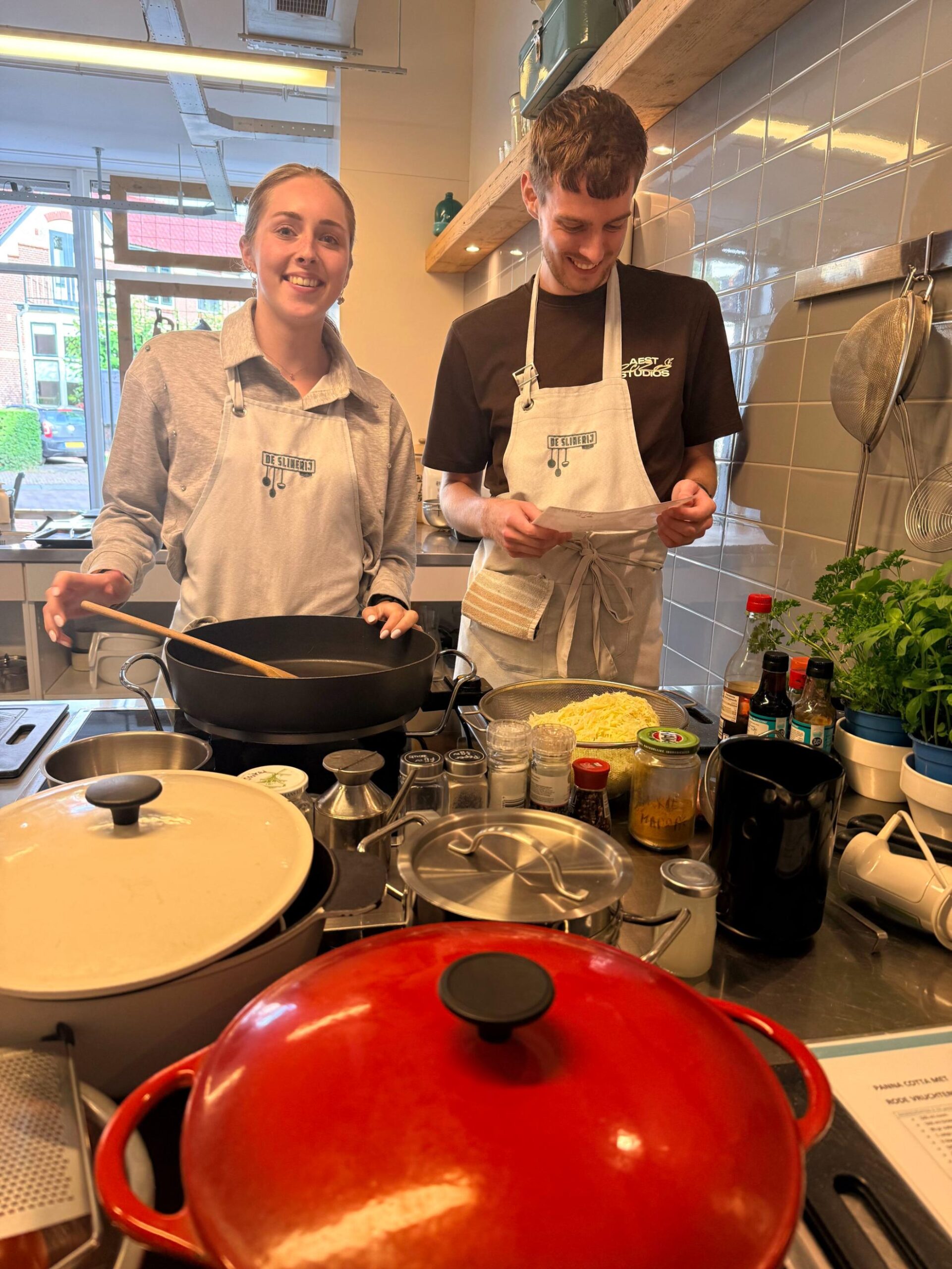 Milika en Sebas samen aan het koken
